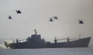 Kịch bản tập trận là bán đảo Crimea bị xâm chiếm, và Nga triển khai lực lượng để đẩy lùi cuộc tấn công bằng tên lửa hành trình, xe tăng, máy bay và tàu chiến triển khai trên Biển Đen. Trên ảnh là một tàu hải quân Nga và các trực thăng tham gia chiến dịch 