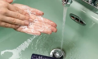 Giúp da vượt qua khói bụi ô nhiễm đô thị bằng những mẹo dưỡng da hữu ích này