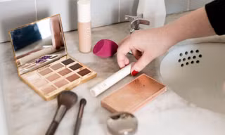 Tủ đồ makeup và skincare quá bừa bộn, nên bắt đầu dọn và sắp xếp từ đâu?