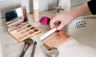 Tủ đồ makeup và skincare quá bừa bộn, nên bắt đầu dọn và sắp xếp từ đâu?