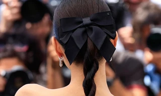 Chiếc kẹp nơ giúp Jennie BLACKPINK đẹp hút mắt tại LHP Cannes, học theo không khó!