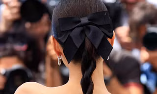 Chiếc kẹp nơ giúp Jennie BLACKPINK đẹp hút mắt tại LHP Cannes, học theo không khó!