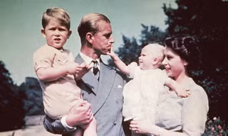 5 bí quyết giúp hôn nhân của Nữ hoàng Elizabeth II và Hoàng thân Philip bền vững 70 năm