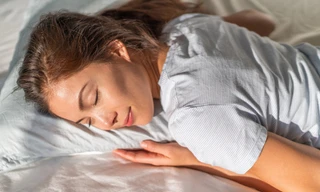 Ai hay có thói quen để tóc ướt khi ngủ sẽ giật mình khi biết những điều này