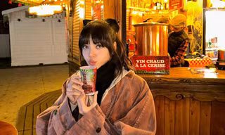 Lên đồ Thu Đông theo gợi ý của Lisa BLACKPINK: Phối hoodie với áo khoác da cực ngầu