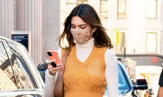 Nhìn Kendall Jenner mặc gì là biết món đồ nào sắp lên ngôi, có cả áo "đụng hàng" Jennie!