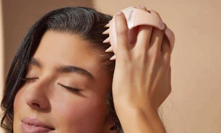 Tạm biệt nỗi lo rụng tóc lại giúp bạn giảm căng thẳng với mẹo mát-xa da đầu