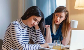 Để giao tiếp mượt mà và gần gũi hơn với ba mẹ, hãy bắt đầu từ việc lắng nghe