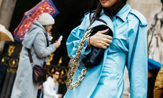 Đổi cách cầm túi theo 3 kiểu này, mọi bức ảnh của bạn sẽ trông thời trang hơn