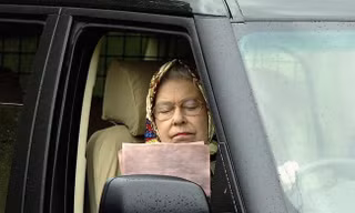10 khoảnh khắc đời thường khiến Nữ hoàng Elizabeth II gần gũi hơn trong mắt người dân Anh