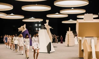 Đối thủ truyền kiếp đụng độ: Chanel đem muông thú lên sàn diễn, liệu có thắng Schiaparelli?