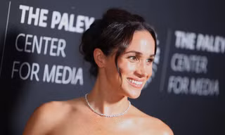 Meghan Markle không đeo hoa tai thôi cũng tạo nên trào lưu đeo trang sức mới