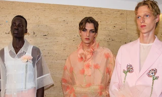 Simon Rocha mở "phiên tòa" thời trang ấn tượng tại Tuần lễ Thời trang London