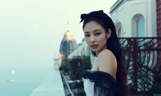 Jennie (BLACKPINK) tại Cannes 2023: Mặc Haute Couture, khoe ảnh ban công kinh điển
