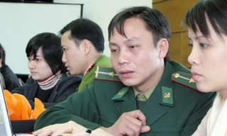 Thiếu úy Nguyễn Chí Ninh (thứ hai từ phải sang) giao lưu trực tuyến tại Báo Tiền Phong