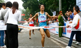 Các VĐV đua tranh quyết liệt trên đường về đích tại Việt dã lần thứ 50 ở Hà Nội Ảnh: Hồng Vĩnh