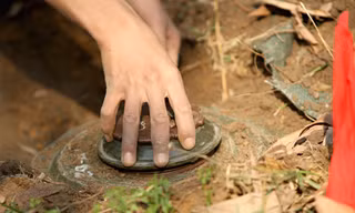 Xem lính công binh đối mặt ‘tử thần’