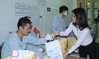 Động viên chiến sỹ bị thương khi chữa cháy cây xăng