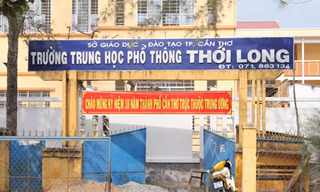Đình chỉ công tác thầy giáo ‘quan hệ’ với học trò