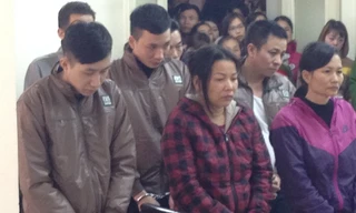 Các bị cáo nghe tòa tuyên án.