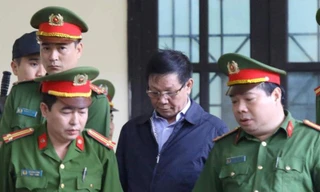 Bị cáo Phan Văn Vĩnh liên tục phải nhờ trợ giúp của y tế trong quá trình xét xử.