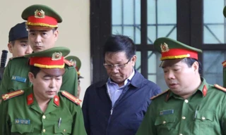 Nguyên Trung tướng Phan Văn Vĩnh được dẫn giải tới phòng xử.