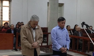 Các bị cáo Nguyễn Đức Thắng (bìa trái) và Nguyễn Đức Lợi tại tòa.