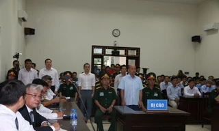 Các bị cáo (người đứng) trong vụ án.