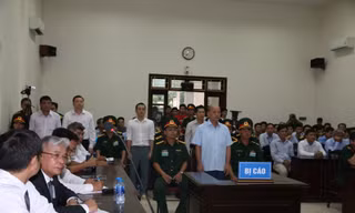 Các bị cáo (người đứng) trong vụ án.