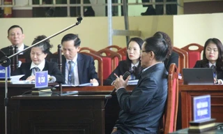 Bị cáo Phan Văn Vĩnh ngồi khi xét hỏi trong sáng 20/11. 