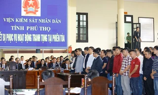 Các bị cáo tập trung trước bục khai báo.