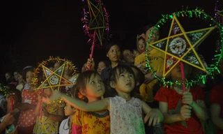 Học sinh tại xã Ngọc Linh trong đêm tổ chức Trung Thu sớm.