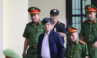 Bị cáo Nguyễn Thanh Hóa phải nhập viện điều trị.