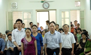 Các bị cáo nghe tòa tuyên án.