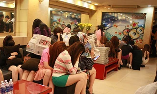 Ông chủ đánh đập nhóm nữ phục vụ quán karaoke vì làm thêm giờ