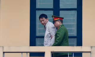 Trịnh Xuân Thanh được áp giải vào phòng xử.