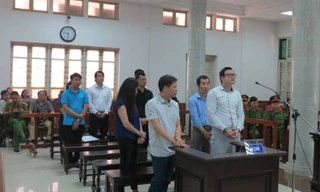 Các bị cáo tại tòa án ngày 15/10.