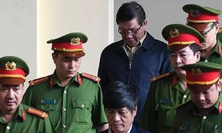 Các ông Vĩnh (đeo kính), Hóa được dẫn giải vào khu vực xét xử.