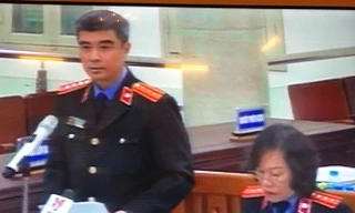 Đại diện VKSND tham gia đối đáp tại tòa.