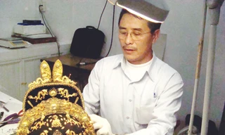 Ông Vũ Kim Lộc và mũ nhà vua đã phục chế xong