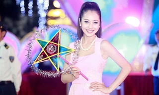 Jennifer vẫn rạng rỡ xinh đẹp dù tất bật chạy show đêm trung thu.