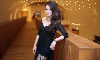 Thủy Top mặc váy đen xuyên thấu gợi cảm dự tiệc tối