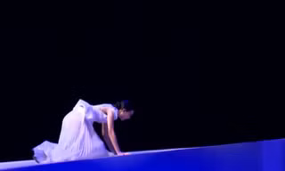 Thí sinh Next Top Model liên tục 'vồ ếch' vì sàn catwalk xoắn ốc