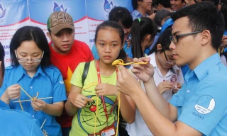 Tình nguyện viên hướng dẫn các em chơi trò chơi.