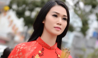 Khánh My diện áo dài đỏ rực rỡ lễ chùa đầu năm
