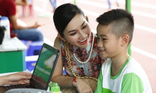 Kim Hiền quấn quýt bên con trai.