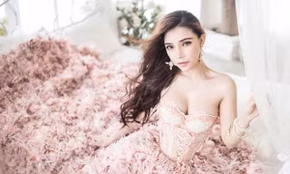 Người đẹp Jenny Nguyễn lả lơi ngực đầy quyến rũ