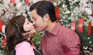 Vũ Hoàng Việt và người tình không ngần ngại âu yếm nhau.