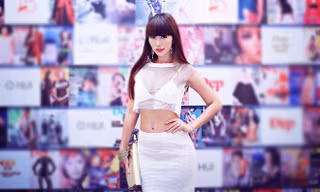 Hà Anh mặc váy lưới mỏng tang, lấp ló body nóng bỏng