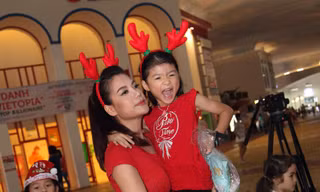Mẹ con Trương Ngọc Ánh đi từ thiện dịp Giáng sinh